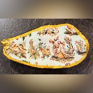 🦪 From Tide to Trinket
Hand-Finished Oyster Shells